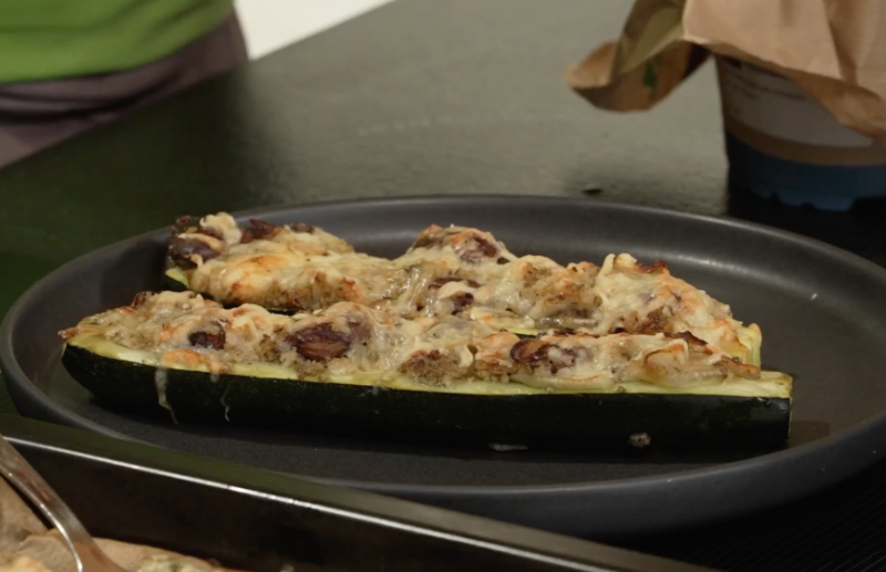 Rezept: Gefüllte Zucchini mit Käferbohnen u. Steirischem Kürbiskernöl