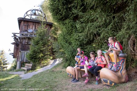 sfl_forscherhaus-mit-kinder-beim-forscherpfad-in-ladis_4csfl-marketing-gmbh-andreas-kirschner.jpg